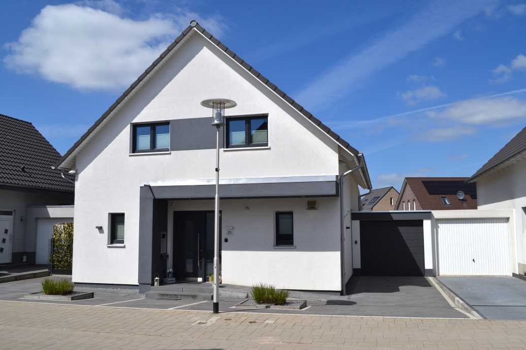 Ein erfahrener Immobilienvermittler führt ein Gespräch mit neuen Kunden.